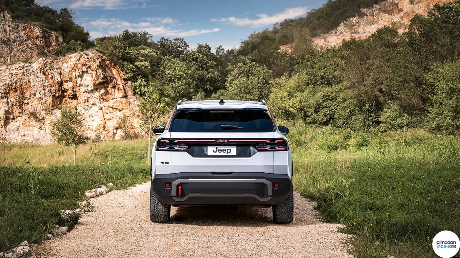 Yeni Jeep Compass 4xe elektrikli SUV arazi sürüşünde