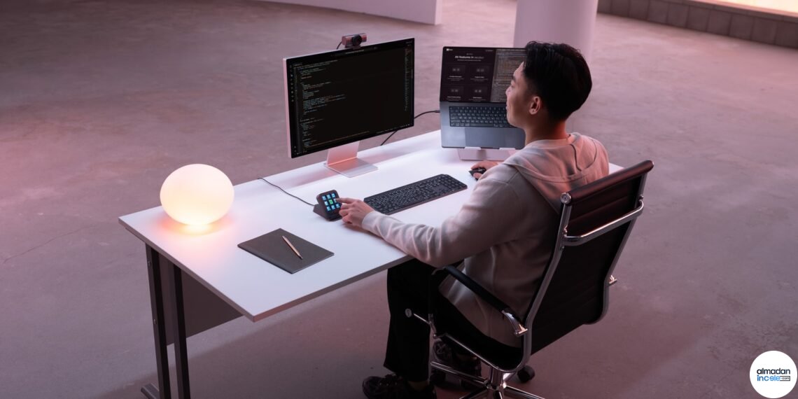 Logitech MX Keypad geliştirici kontrol panelinin masadaki resmi ürün görünümü