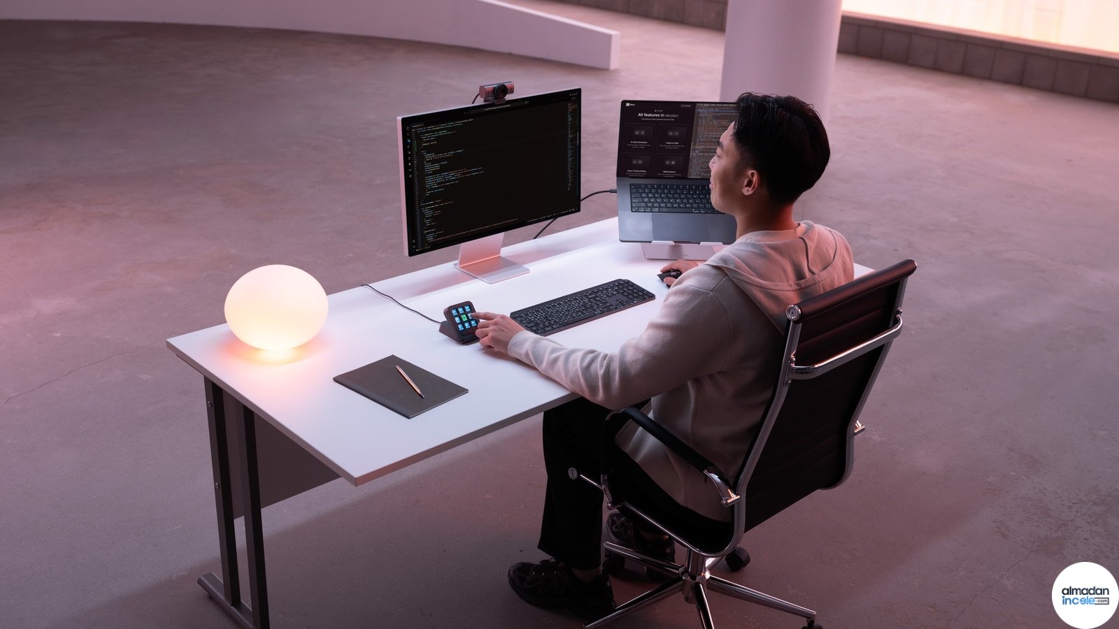 Logitech MX Keypad geliştirici kontrol panelinin masadaki resmi ürün görünümü