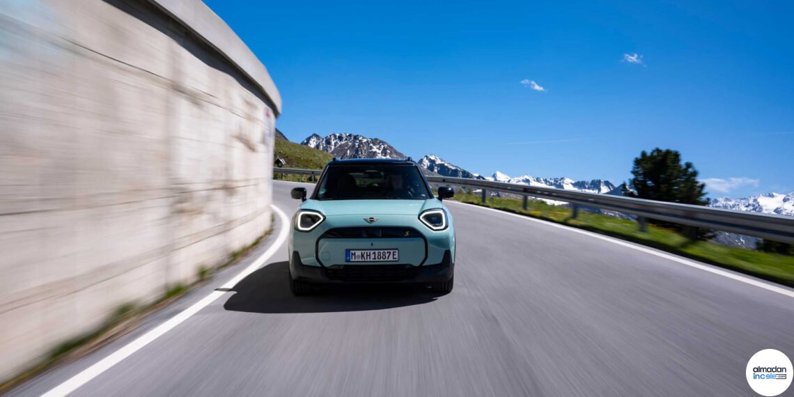 Ocean Wave Green renkli MINI Aceman SE elektrikli otomobil