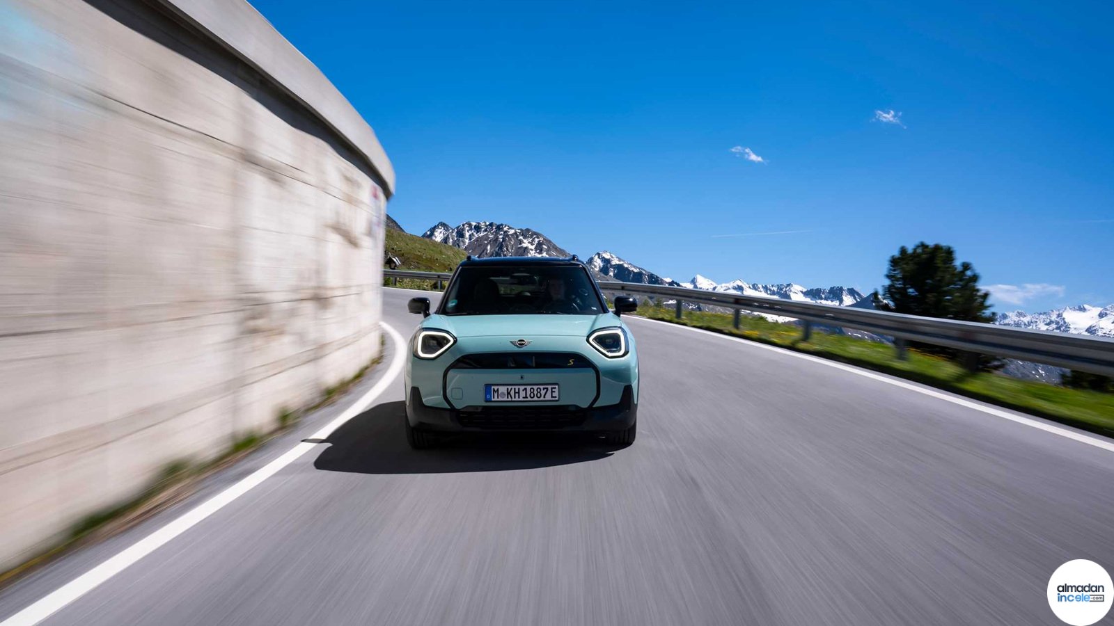 Ocean Wave Green renkli MINI Aceman SE elektrikli otomobil