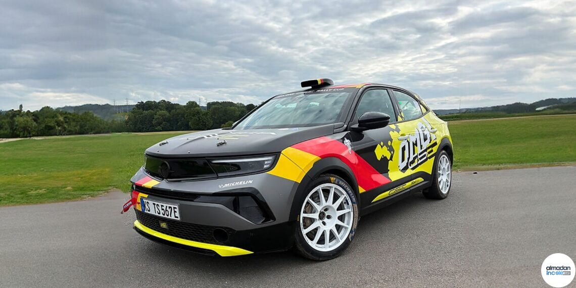 Opel Mokka GSE Rally elektrikli yarış otomobilinin resmi etkinlik fotoğrafı