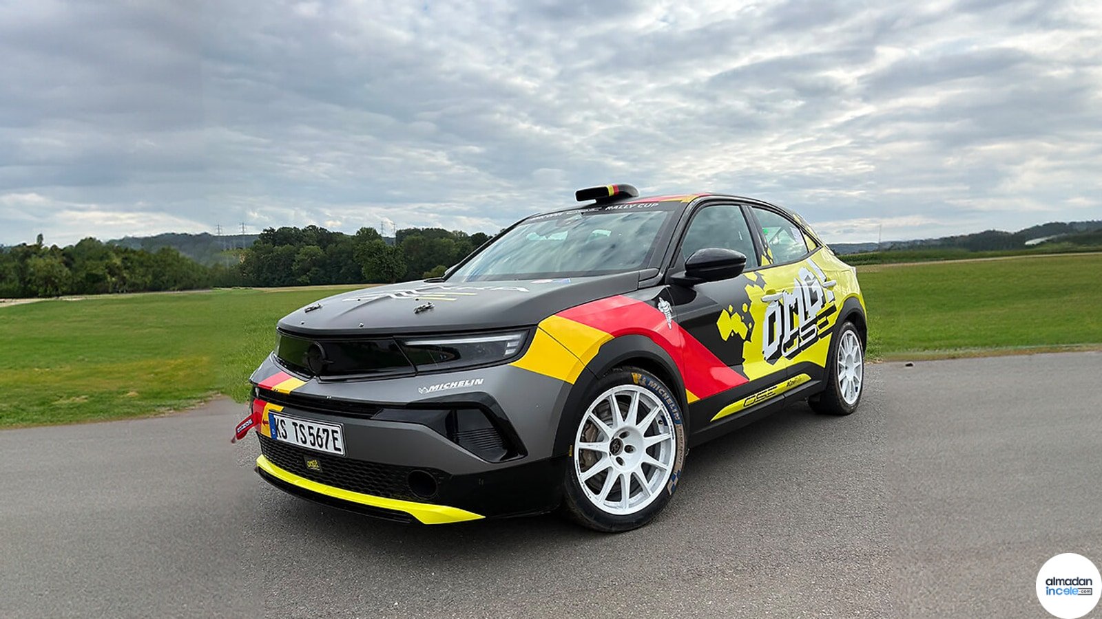 Opel Mokka GSE Rally elektrikli yarış otomobilinin resmi etkinlik fotoğrafı