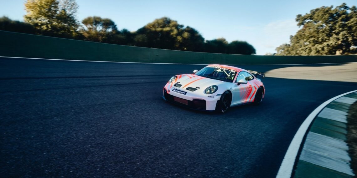 Yarış pistinde viraj alan Porsche 911 Challenge yarış otomobili