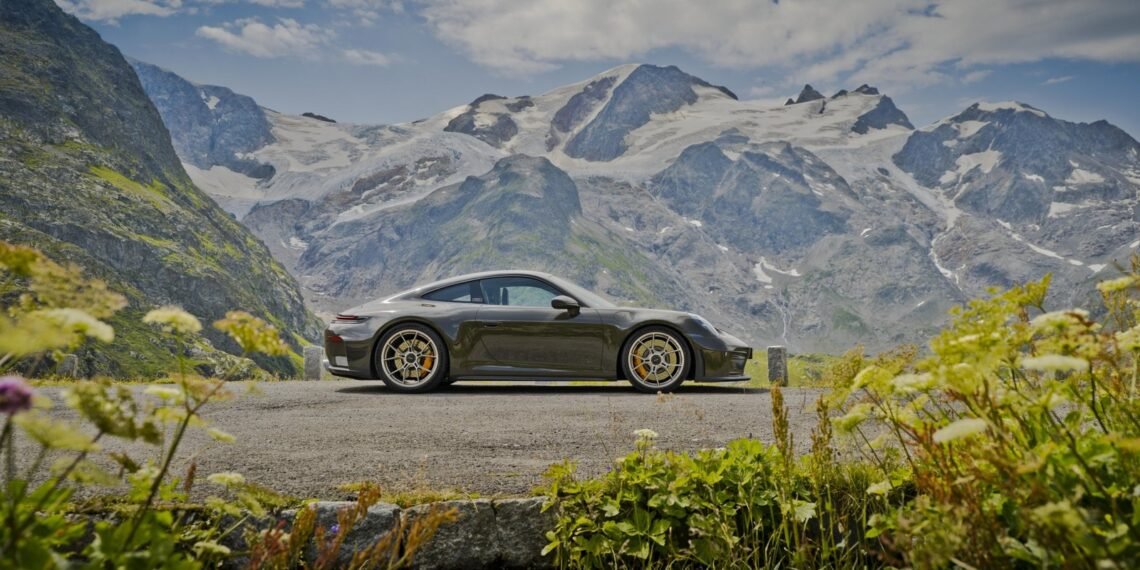 Alp dağları önündeki yolda Valley Green renkli Porsche 911 GT3 Bergsport