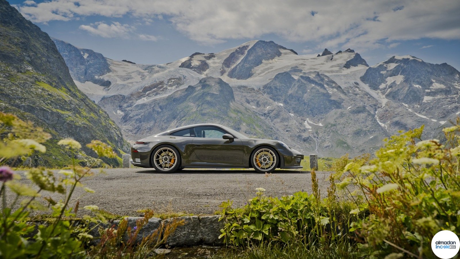 Alp dağları önündeki yolda Valley Green renkli Porsche 911 GT3 Bergsport