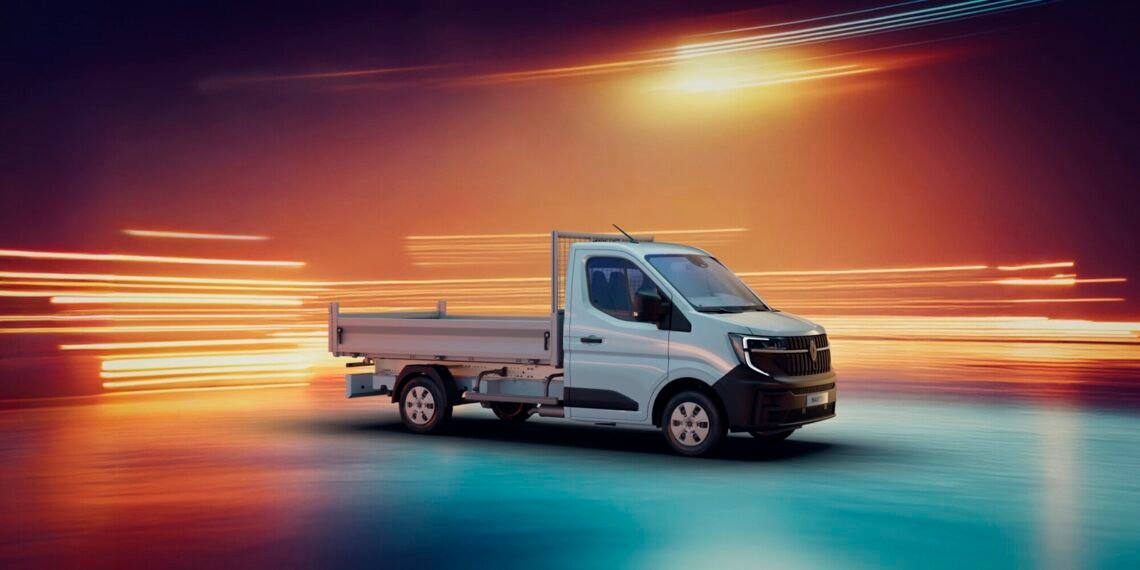 Stüdyo ortamında beyaz Renault Master E-Tech elektrikli kamyonet