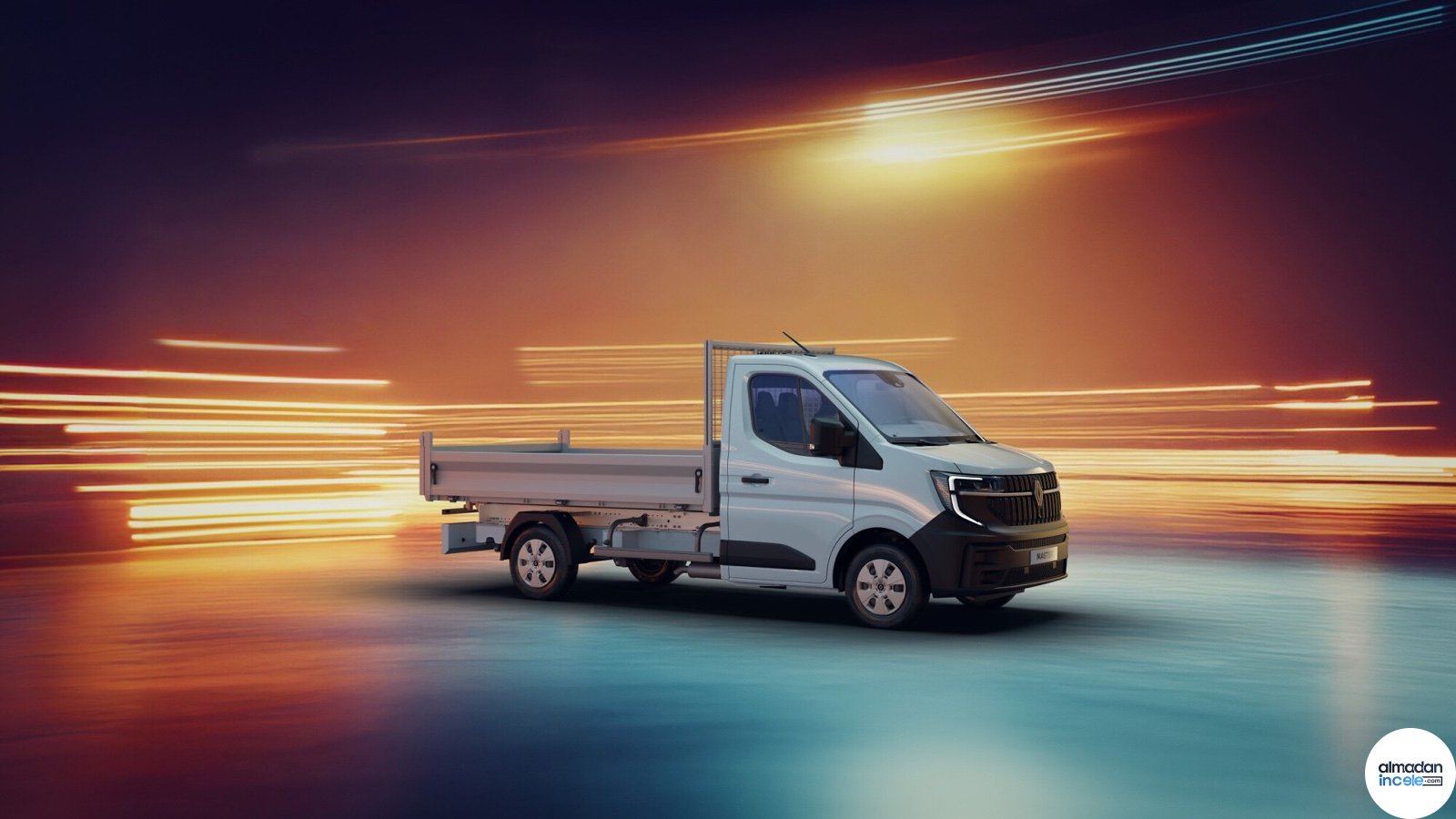 Stüdyo ortamında beyaz Renault Master E-Tech elektrikli kamyonet