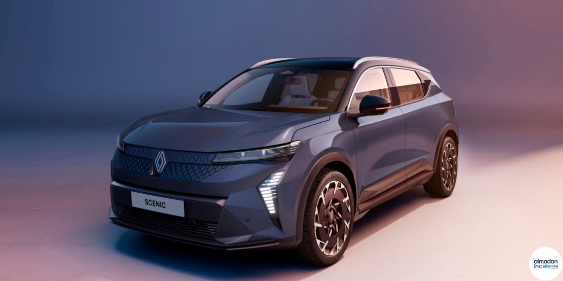 Yeni gri Renault Scenic E-Tech elektrikli otomobilin stüdyo görünümü