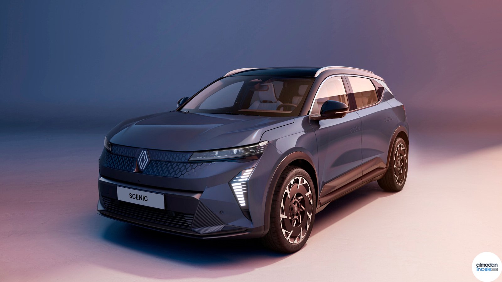 Yeni gri Renault Scenic E-Tech elektrikli otomobilin stüdyo görünümü