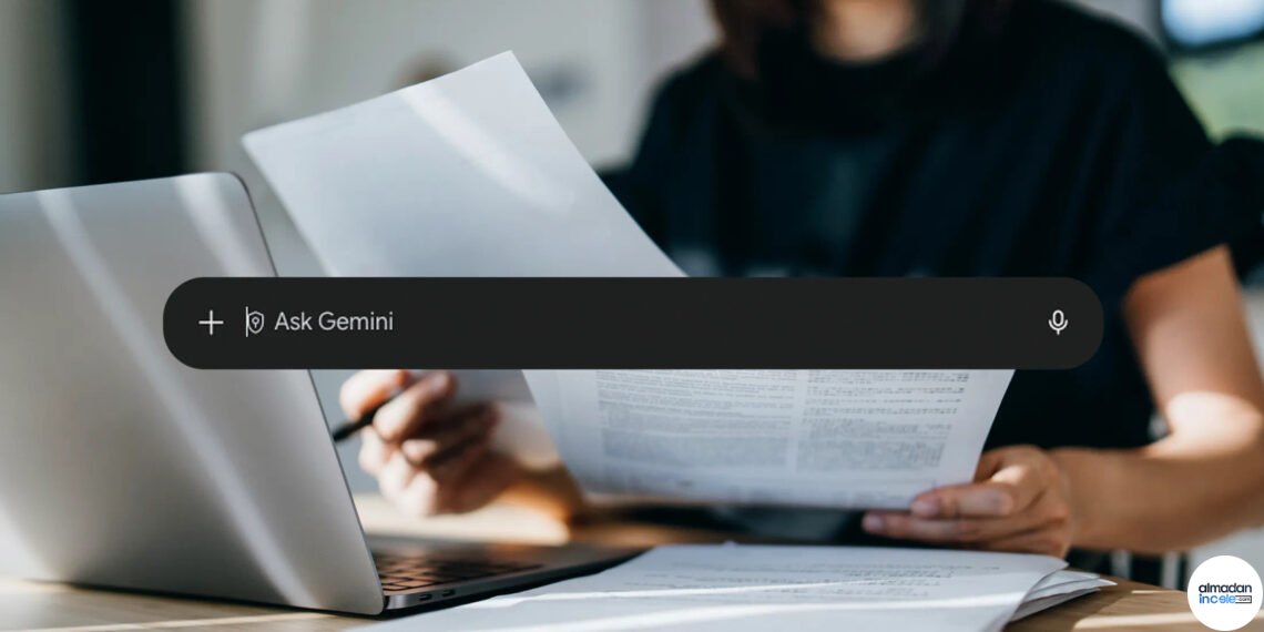 Dizüstü bilgisayar başında belgelerini Gemini yardımıyla düzenleyen kullanıcı