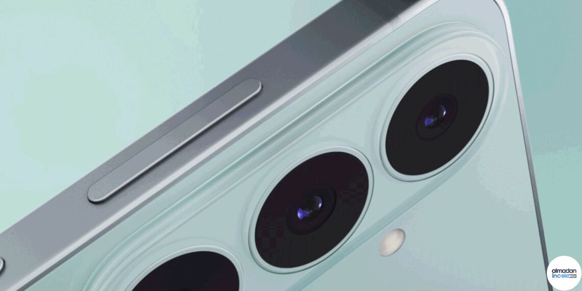 Mavi Samsung Galaxy S26 FE telefonun ön ve arka görünümü