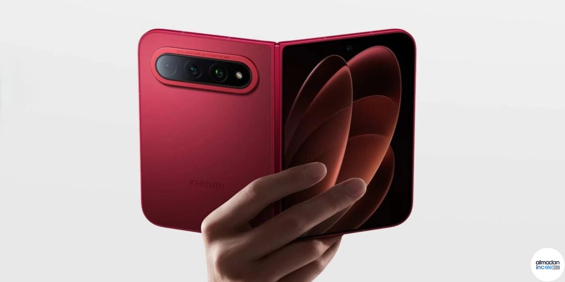 Kırmızı Xiaomi 18 Fold katlanabilir telefonun açık ve kapalı görünümü