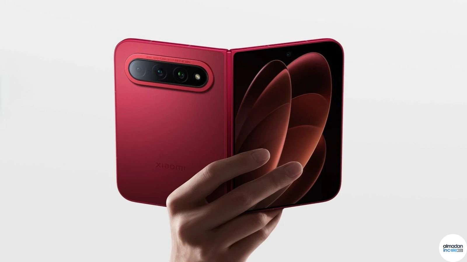 Kırmızı Xiaomi 18 Fold katlanabilir telefonun açık ve kapalı görünümü