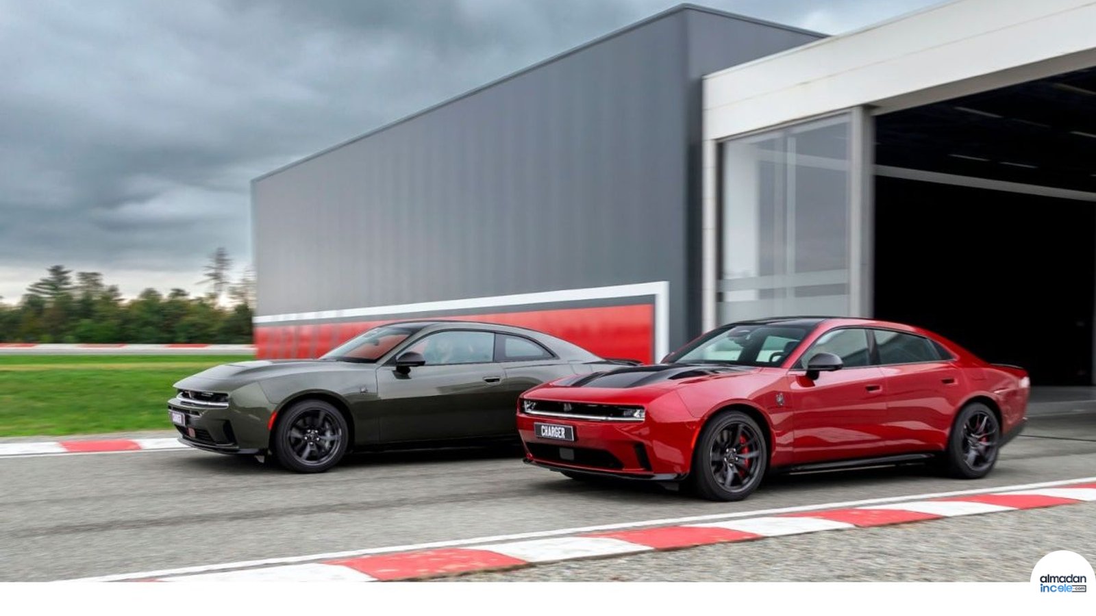 Yeni nesil Dodge Charger’ın elektrikli ve benzinli güç aktarma yaklaşımını gösteren özgün editoryal kapak
