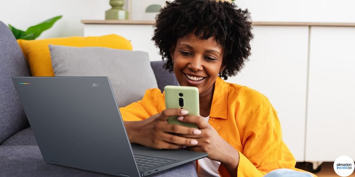 Acer Googlebook 14 dizüstü bilgisayarın resmi yatay ürün ve kullanım fotoğrafı