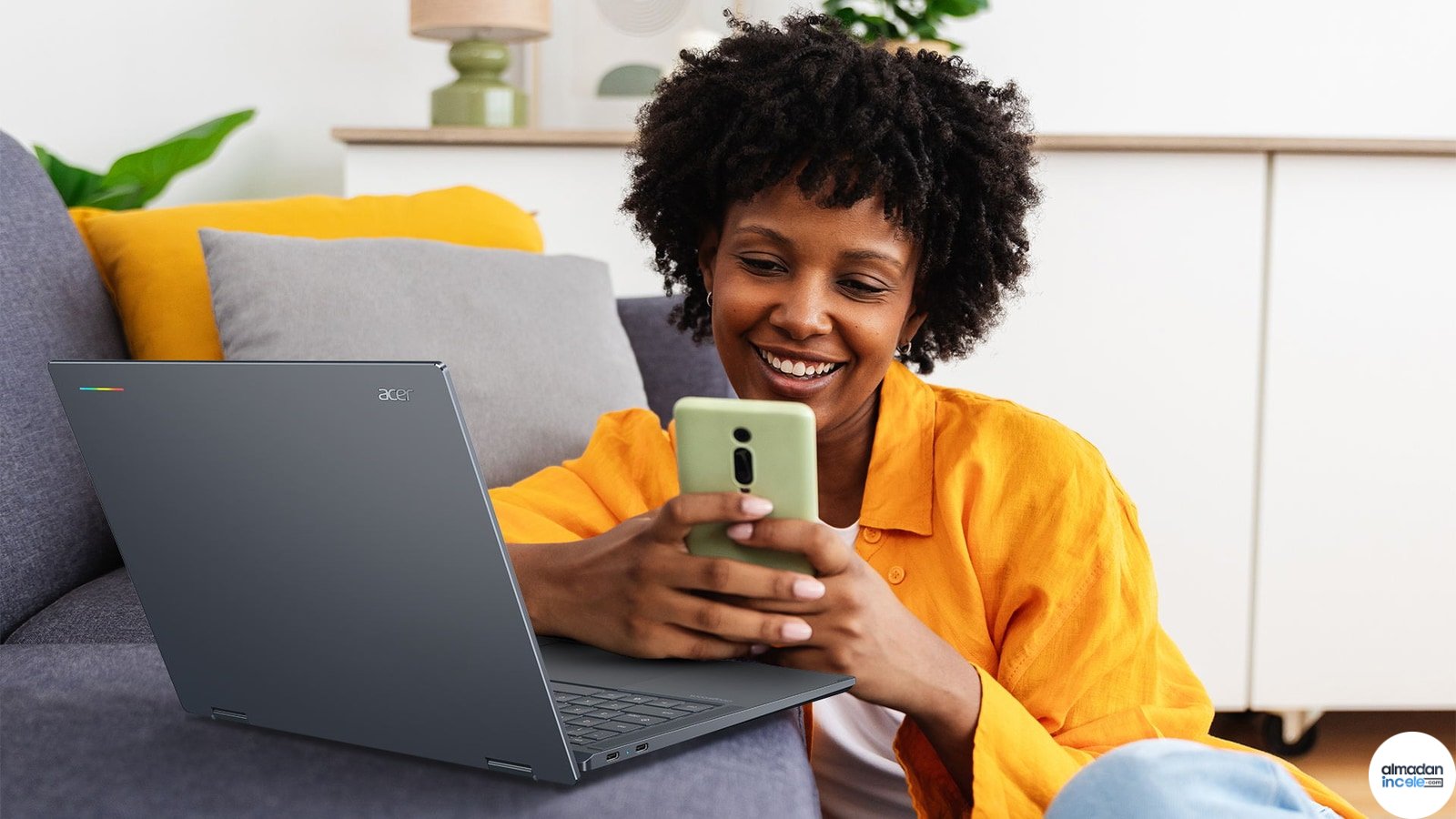 Acer Googlebook 14 dizüstü bilgisayarın resmi yatay ürün ve kullanım fotoğrafı