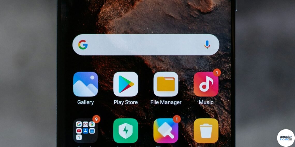 Android uygulamaları açık bir akıllı telefonun yatay kadrajlı fotoğrafı