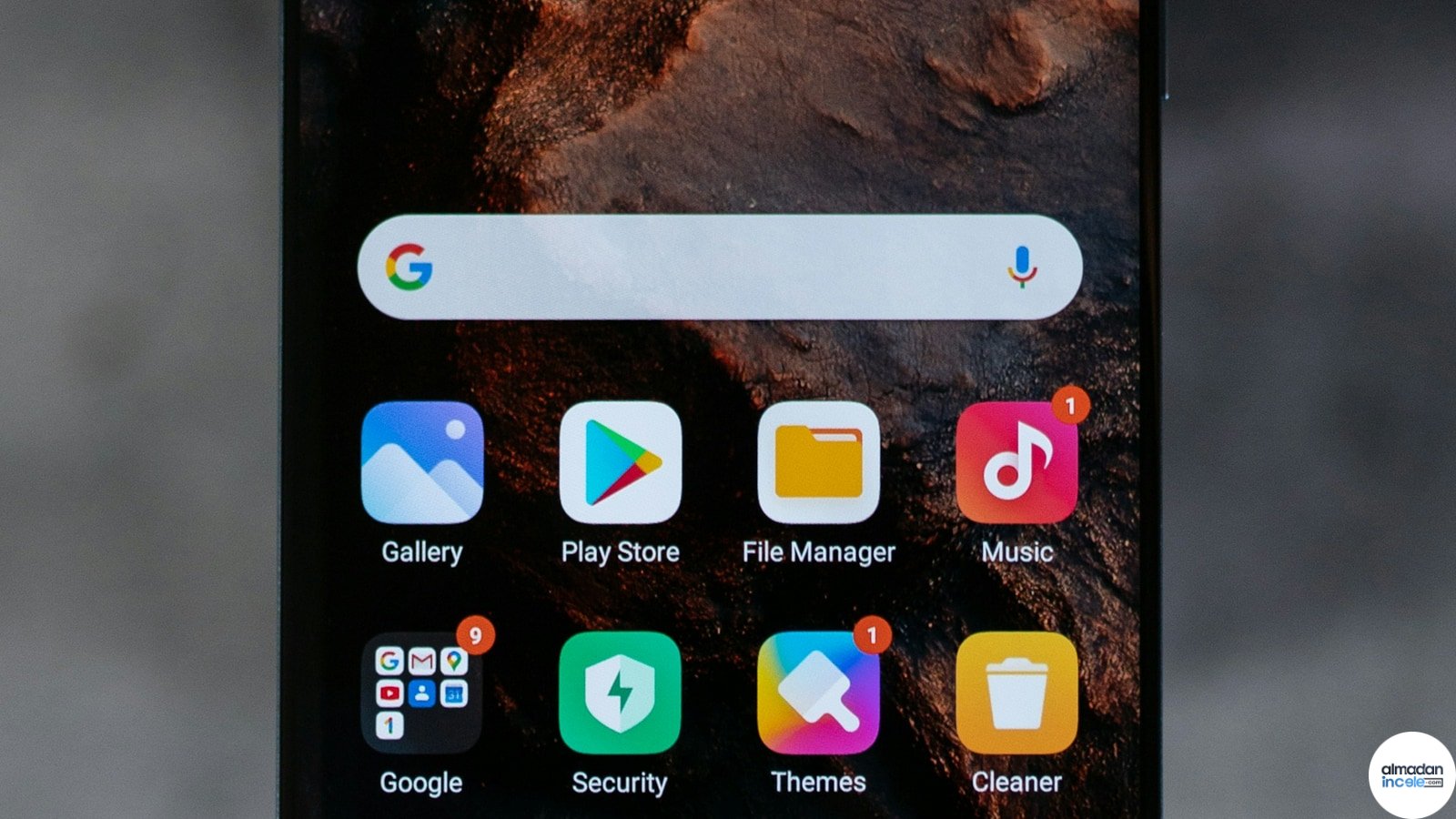 Android uygulamaları açık bir akıllı telefonun yatay kadrajlı fotoğrafı