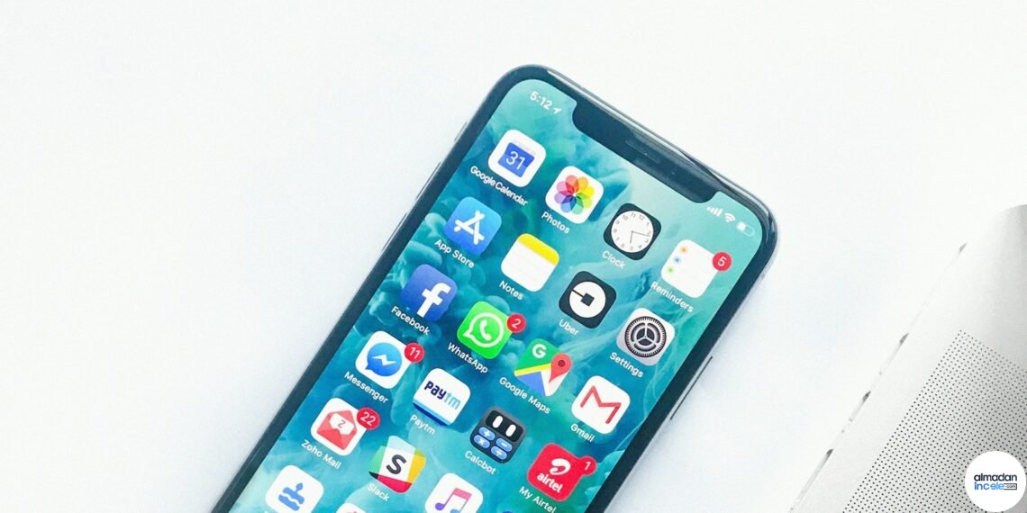 Kullanıcının elindeki akıllı telefon; Android kilit ekranı güvenlik haberi