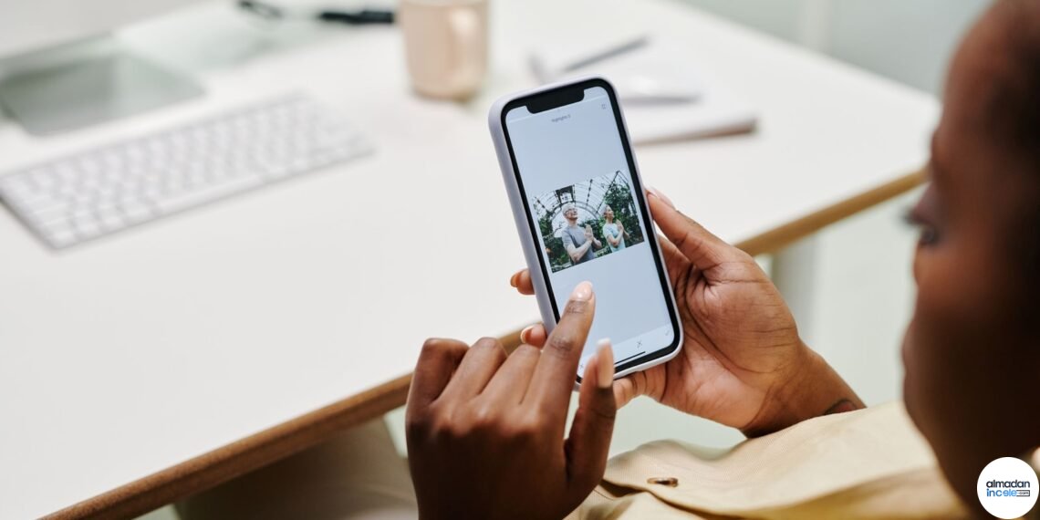 Bir kullanıcı akıllı telefonunu inceliyor; Android 17 QPR3 beta güncellemesini temsil eden yatay fotoğraf