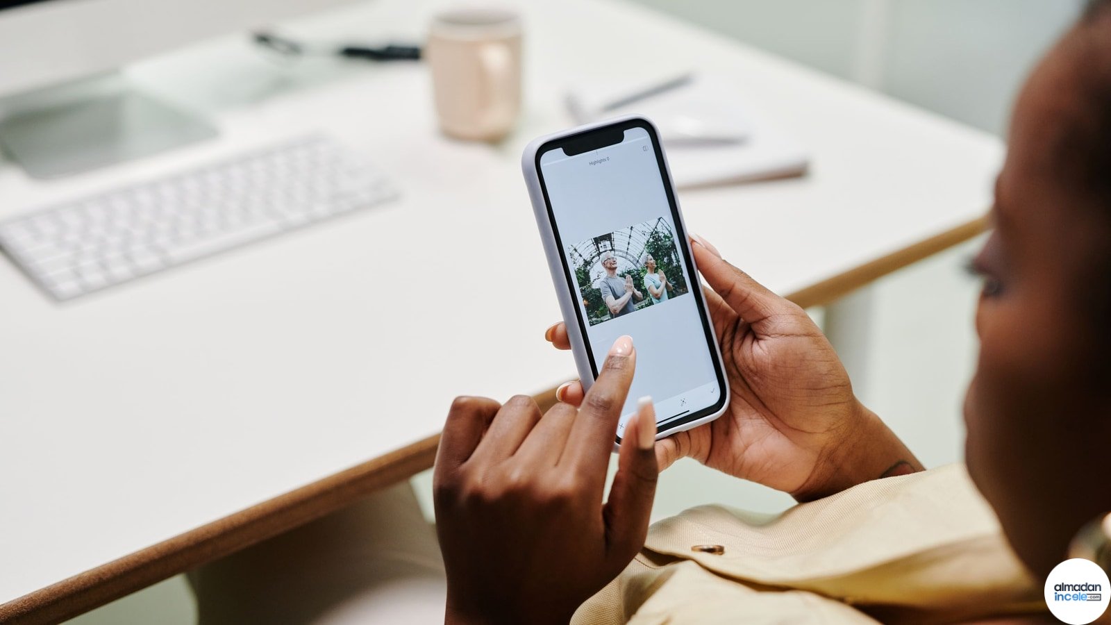 Bir kullanıcı akıllı telefonunu inceliyor; Android 17 QPR3 beta güncellemesini temsil eden yatay fotoğraf