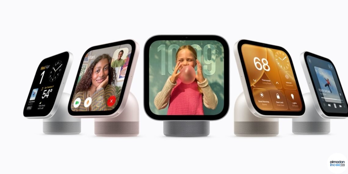 Apple HomeView akıllı ev ekranını mutfakta kullanan kişinin gerçek yatay fotoğrafı