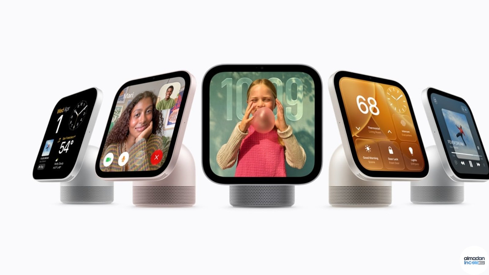 Apple HomeView akıllı ev ekranını mutfakta kullanan kişinin gerçek yatay fotoğrafı