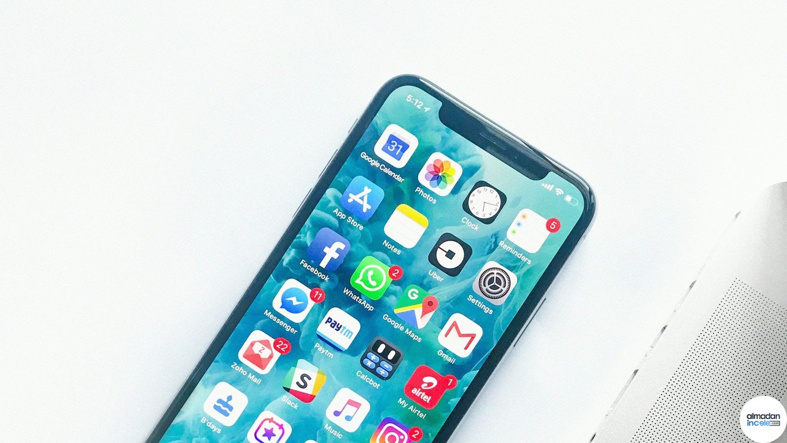 iPhone ekranında sistem ayarları; Apple güvenlik güncellemesi rehberi