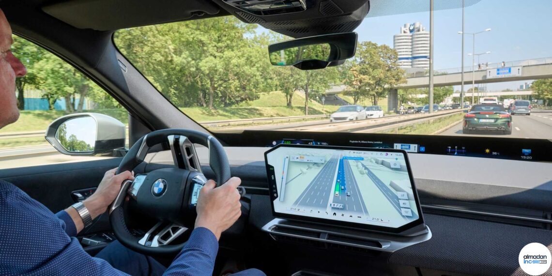 BMW merkez ekranında rota ve sürüş desteği bilgilerini birleştiren gerçek 3D navigasyon görüntüsü