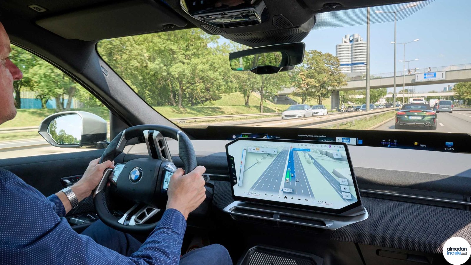 BMW merkez ekranında rota ve sürüş desteği bilgilerini birleştiren gerçek 3D navigasyon görüntüsü