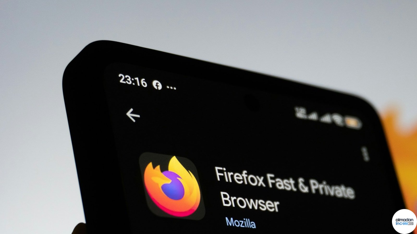 Akıllı telefonda açık Firefox tarayıcı uygulaması ve mobil tarayıcı arayüzü