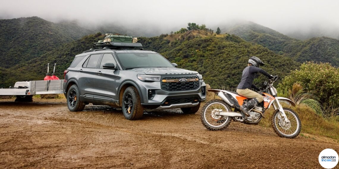 Ford Explorer Tremor ve arazi motosikletinin açık arazide birlikte bulunduğu sahne