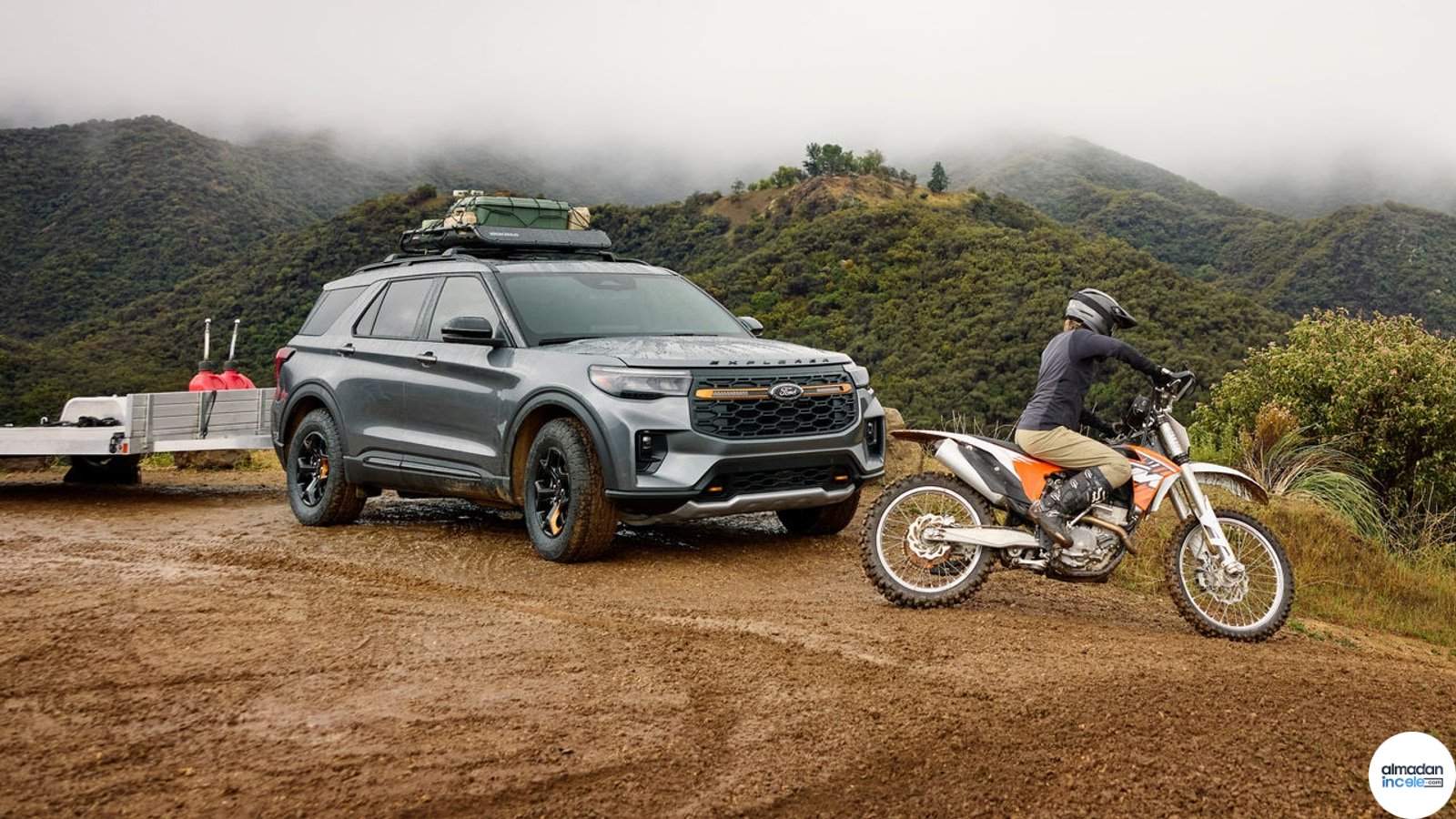 Ford Explorer Tremor ve arazi motosikletinin açık arazide birlikte bulunduğu sahne