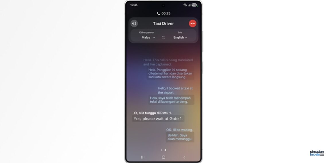 Galaxy telefon ekranında Malayca ve İngilizce arasında canlı arama çevirisi arayüzü