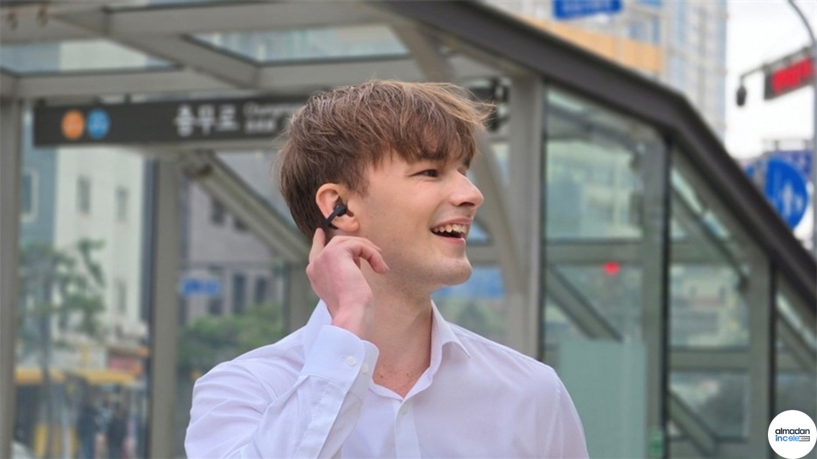 Samsung Galaxy Buds On klipsli açık kulak kablosuz kulaklığı ve şarj kutusu