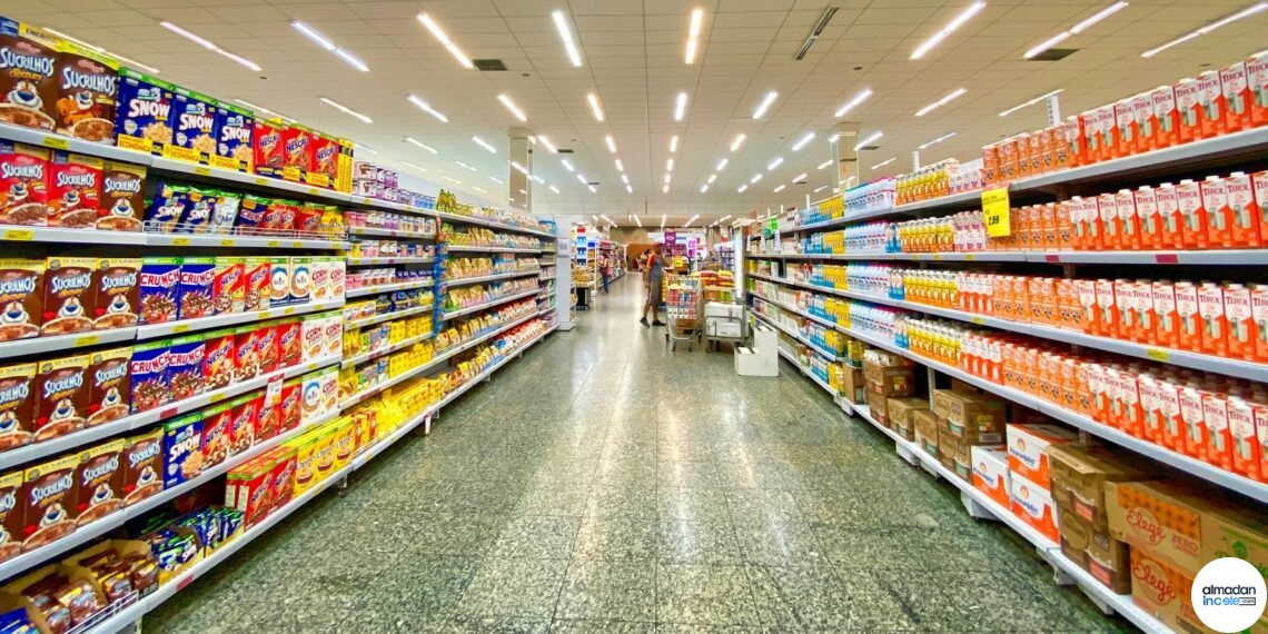 Bir markette ürünlerle dolu raflar; Google ve NIQ alışveriş verisi ortaklığını temsilen