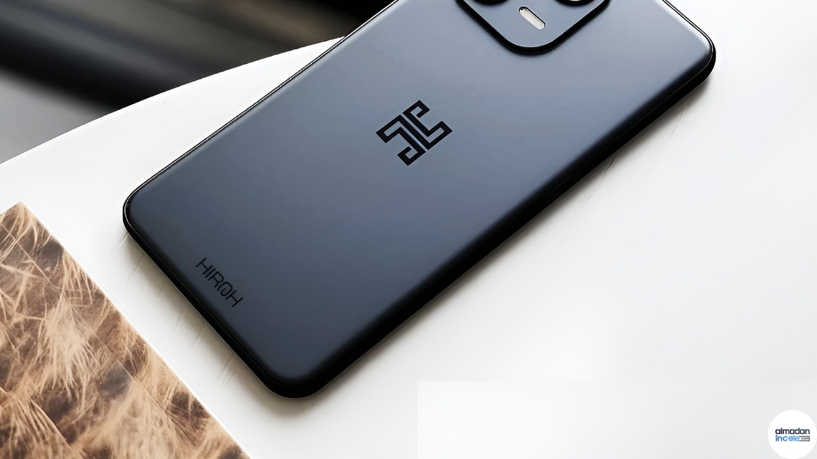 Hiroh Phone’un grafit renkli arka yüzü, üçlü kamera sistemi ve fiziksel gizlilik anahtarı
