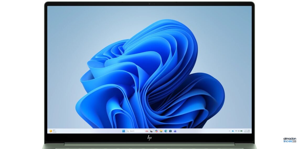 HP OmniBook 5 14 dizüstü bilgisayarın açık ekranlı resmi basın fotoğrafı