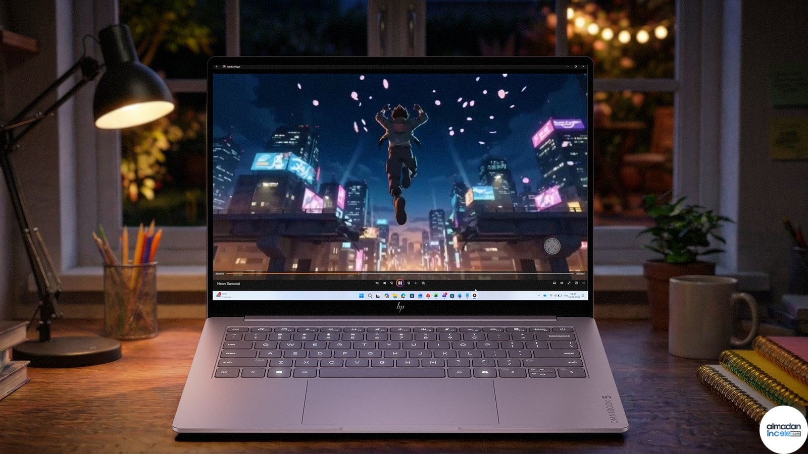 HP OmniBook 5 dizüstü bilgisayarın resmî tanıtım görseli