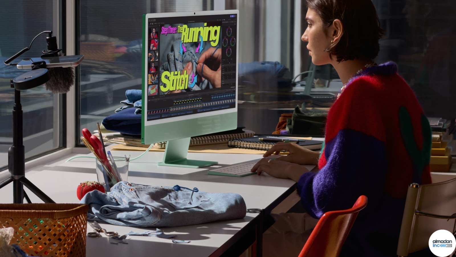 Masa başında video düzenleyen kişinin kullandığı yeşil iMac M6