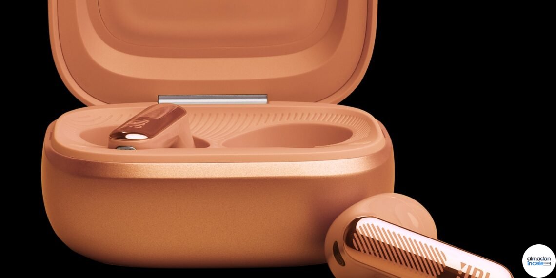 JBL Live Flex 4 kulaklıkları ve turuncu Smart Charging Case şarj kutusu