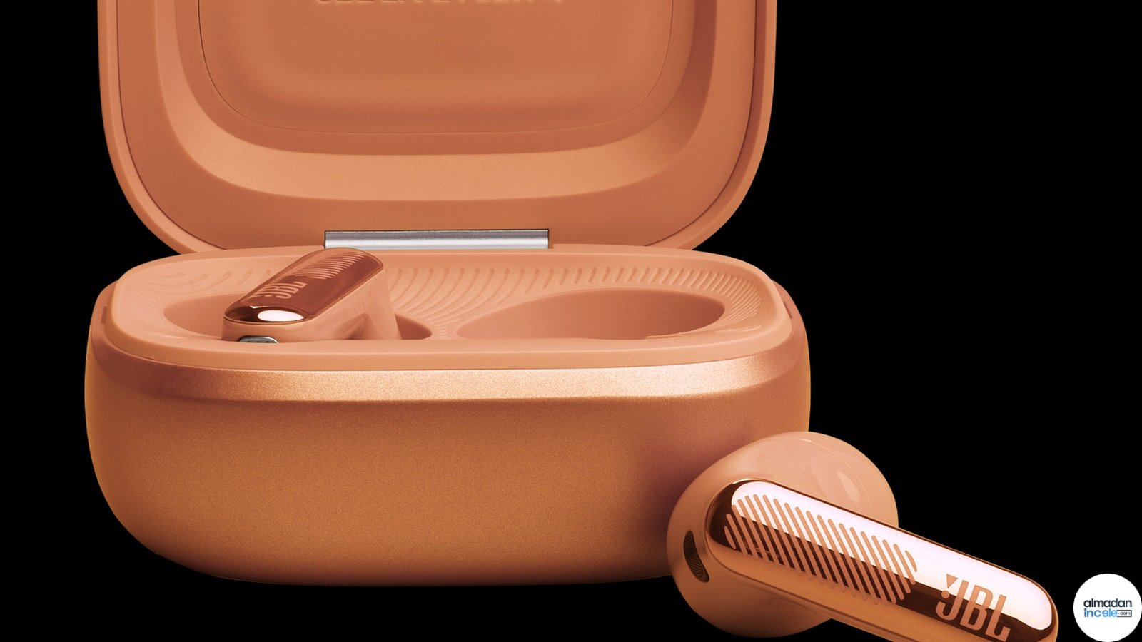 JBL Live Flex 4 kulaklıkları ve turuncu Smart Charging Case şarj kutusu