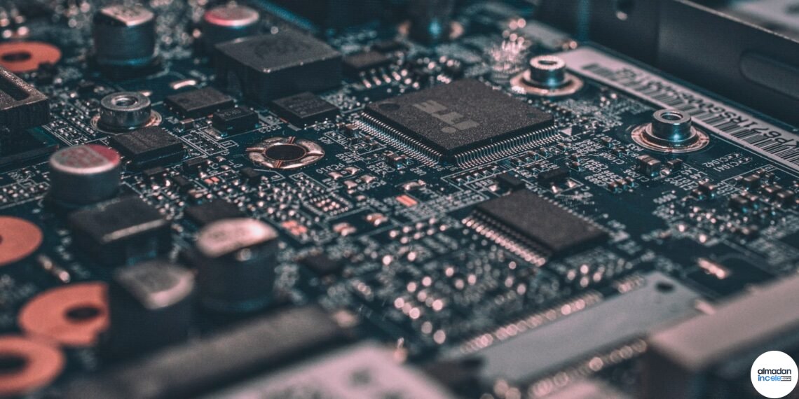Akıllı telefon ve bağlantılı cihazlarda kullanılan elektronik devre kartının yakın plan gerçek fotoğrafı