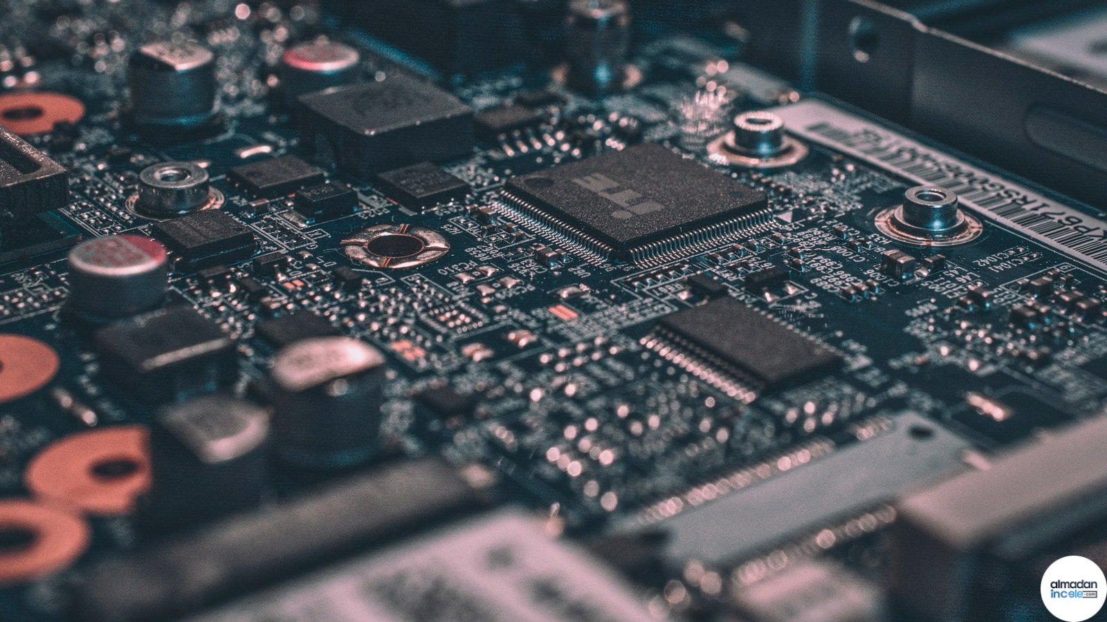 Akıllı telefon ve bağlantılı cihazlarda kullanılan elektronik devre kartının yakın plan gerçek fotoğrafı