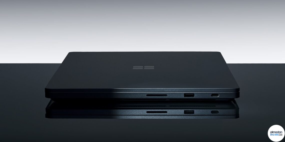Surface Laptop Ultra dizüstü bilgisayarın RTX Spark donanımını gösteren resmi ürün fotoğrafı