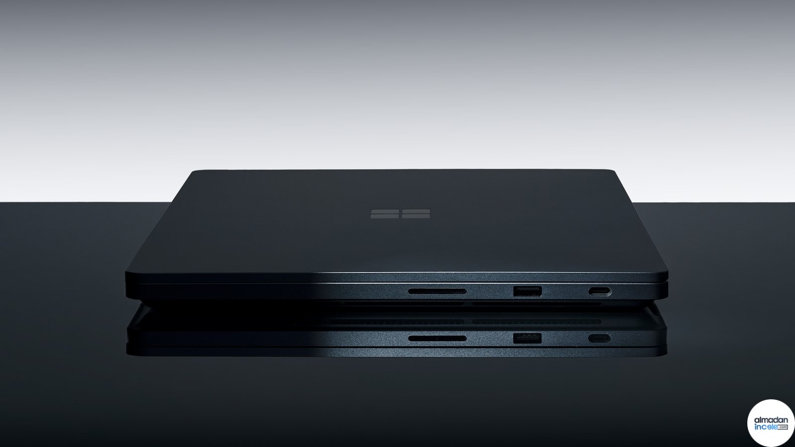 Surface Laptop Ultra dizüstü bilgisayarın RTX Spark donanımını gösteren resmi ürün fotoğrafı