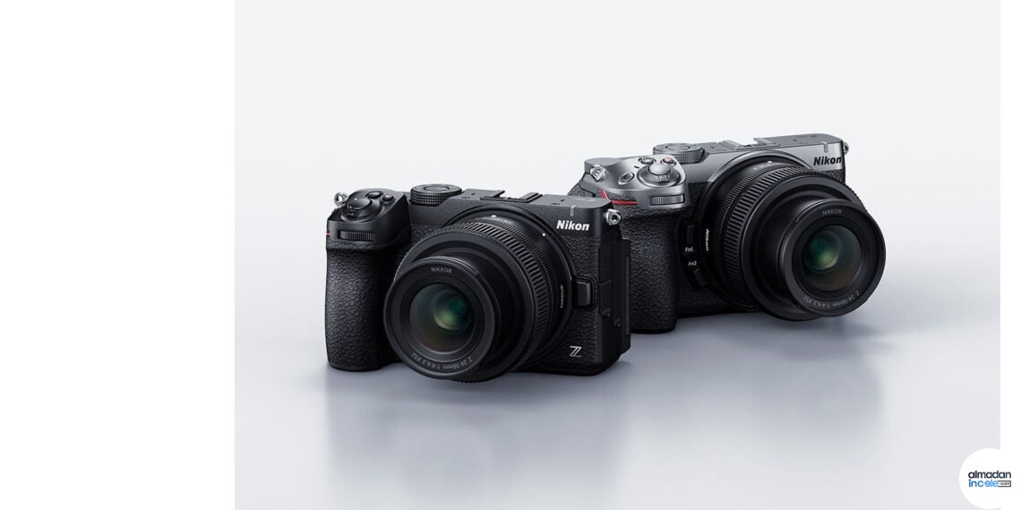 Nikon Z5IIC siyah gövde, değişken açılı ekranı açık biçimde önden üç çeyrek açıyla