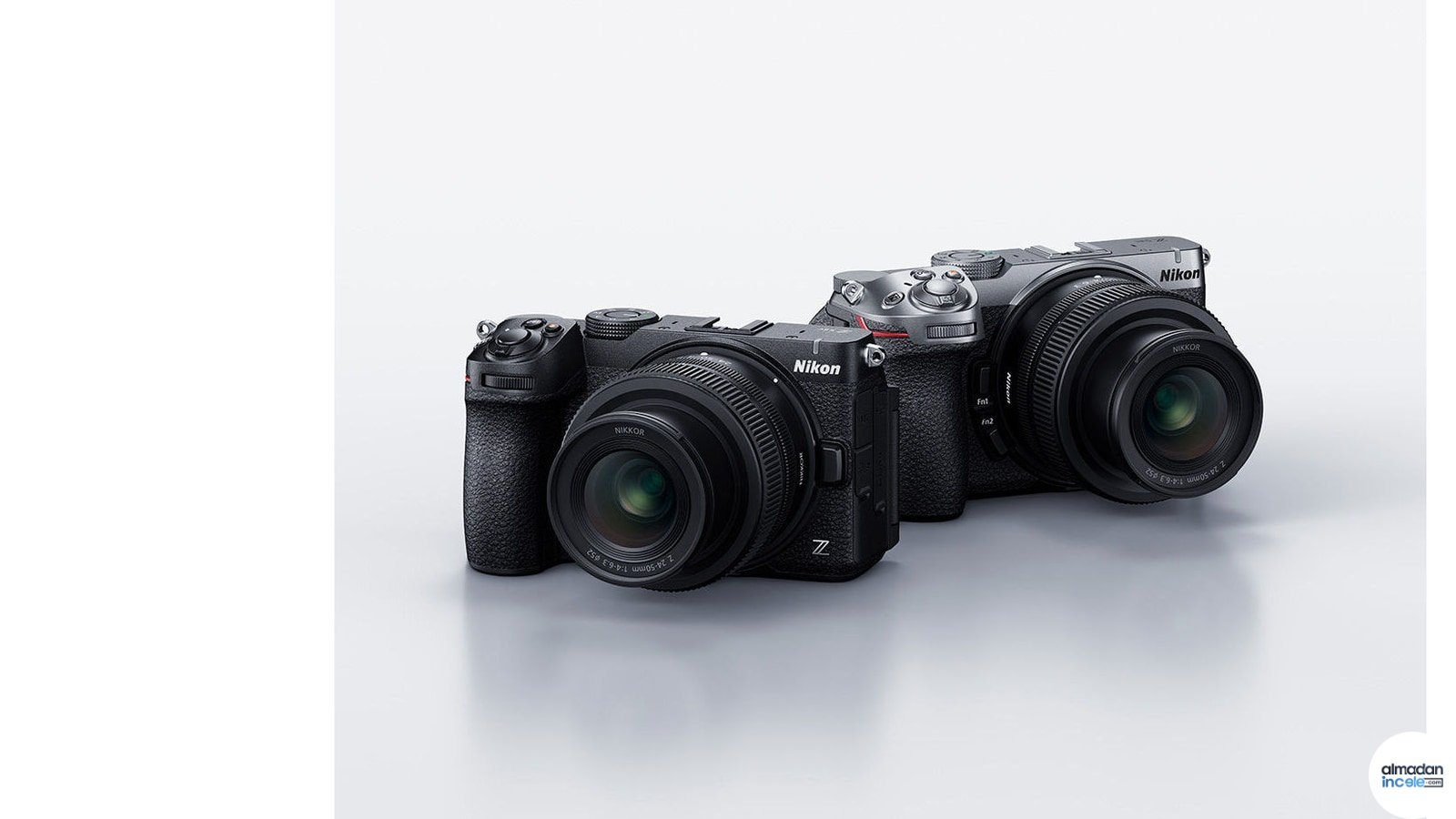Nikon Z5IIC siyah gövde, değişken açılı ekranı açık biçimde önden üç çeyrek açıyla