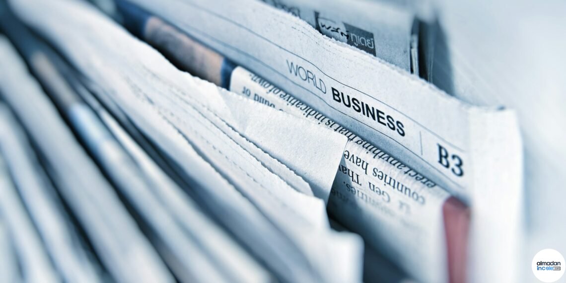 Haber doğrulaması yapan gazetecinin çalışma masasından doğal ve profesyonel fotoğraf